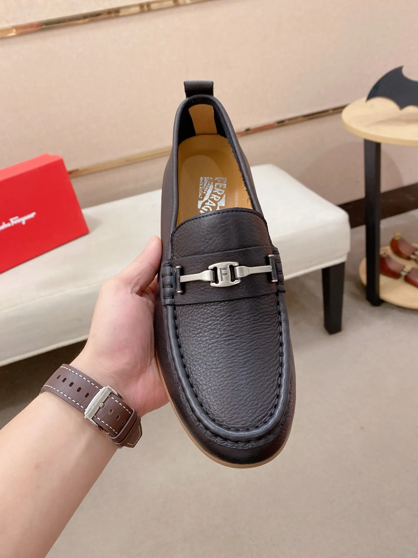 Factory price 500💰 Original Ferragamo men's shoes! The world's top brands...Luxury quality...//Fashion and high-end footwear 👍💪🏻...give you a low-key luxury comfort experience👍. The upper is made of pure Italian imported original cowhide and sweat-absorbent sheepskin lining. It is comfortable and breathable, high-end and classy... luxurious and noble!! .. OEM factory shipment [Hug] stall.. Original board. Welcome to taste..38--44.